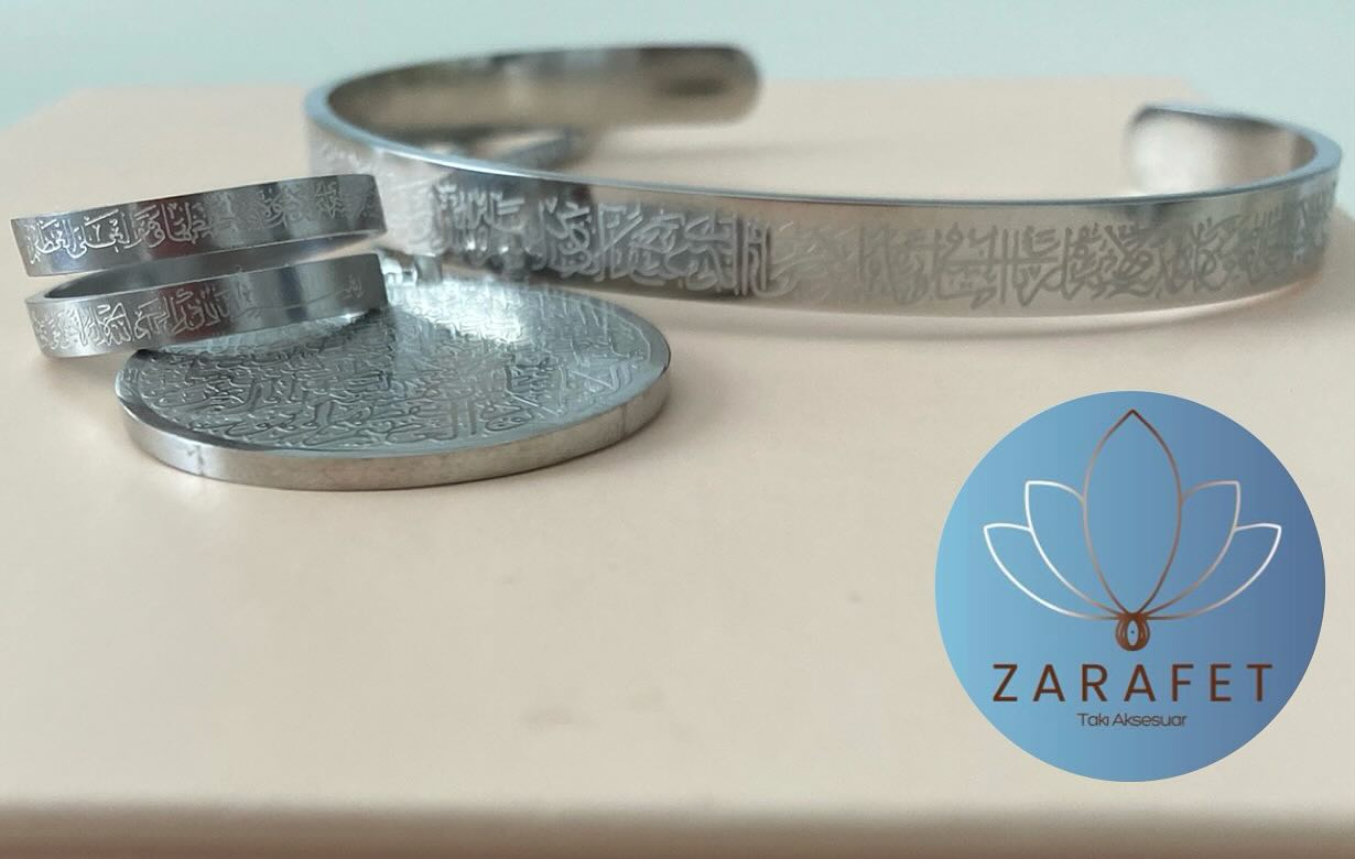 Dolayısıyla Ayetel Kürsi’yi bir yüzük üzerinde taşımak, çoğu kişi için:

-Korunma hissi,

-İç huzur,

-Allah’ı anmayı hatırlatma,

-Manevi güç

gibi anlamlar taşır.